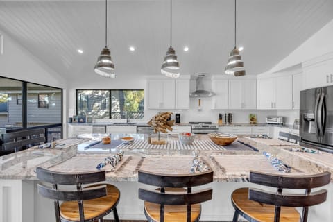 Entertainer's dream kitchen!