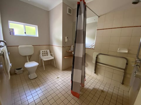 Universal Access Triple | Bathroom | Shower, towels