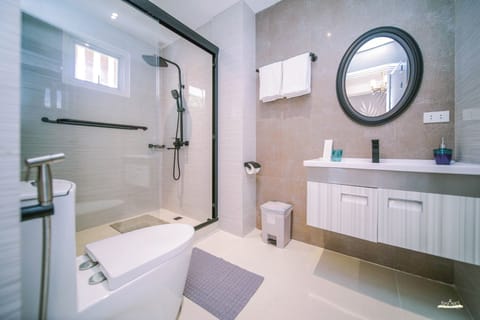 Standard Room, 1 Queen Bed | Bathroom | Shower, rainfall showerhead, bidet, towels