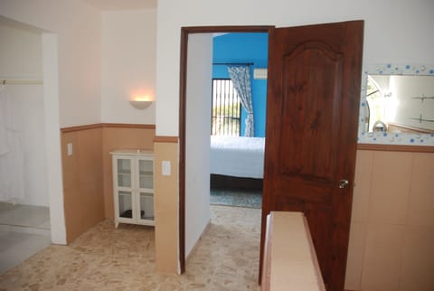 Panoramic Studio Suite, Jetted Tub, Ocean View | Bathroom | Free toiletries, hair dryer