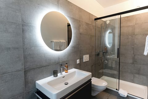 Superior Double Room | Bathroom | Hair dryer, towels, soap, shampoo