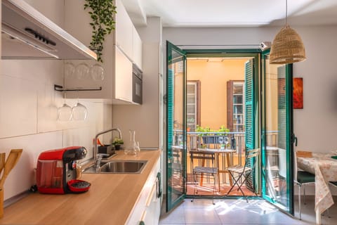 Flamenco Deluxe Apartment | Private kitchen | Full-size fridge, microwave, oven, electric kettle