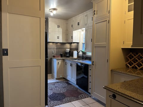 Full-size fridge, microwave, oven, stovetop