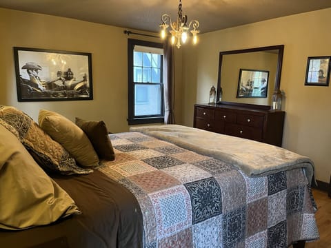 Historic Twin Tudors Inn Southeast Room KP1400SE | Individually decorated, individually furnished, desk, laptop workspace