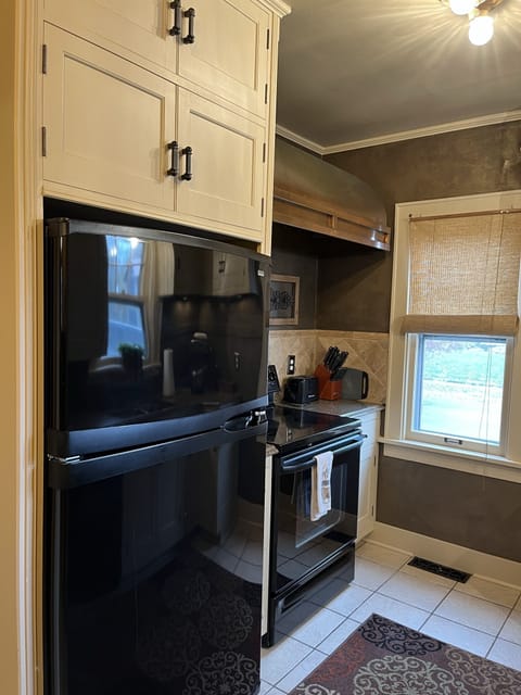 Full-size fridge, microwave, oven, stovetop