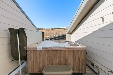 Private spa tub