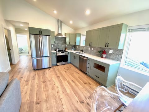 Kitchen
Full-size LG Appliances