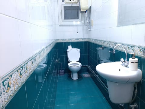 Deluxe Apartment | Bathroom | Separate tub and shower, deep soaking tub, rainfall showerhead