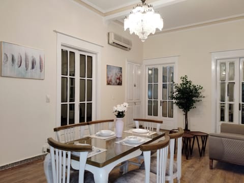 Deluxe Apartment | Dining room
