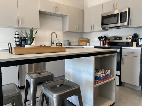 Signature Condo, 3 Bedrooms, Kitchen, City View | In-room dining