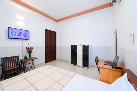 Standard Double Room | Laptop workspace, free WiFi