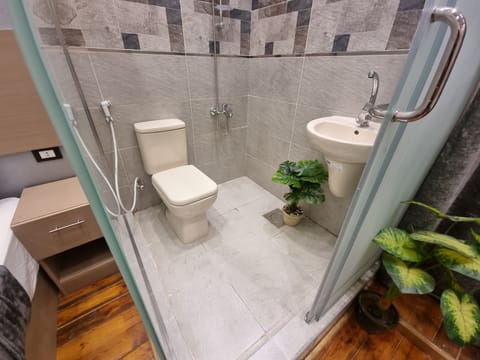 Triple Room | Bathroom | Separate tub and shower, rainfall showerhead, bidet, towels