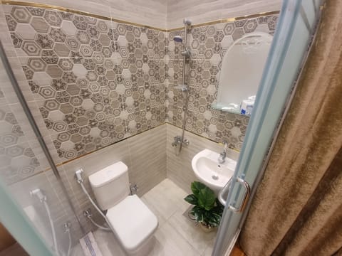 Triple Room | Bathroom | Separate tub and shower, rainfall showerhead, bidet, towels