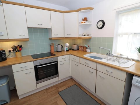 Cottage | Private kitchen | Fridge, dishwasher, electric kettle, toaster
