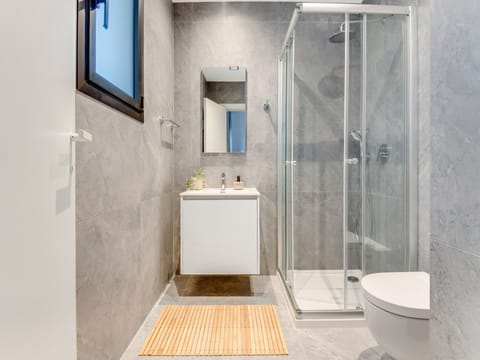 Studio, Multiple Bedrooms, Balcony, City View | Bathroom | Toilet paper