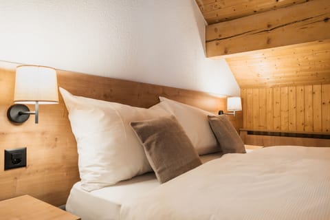 Suite Duplex | Desk, bed sheets