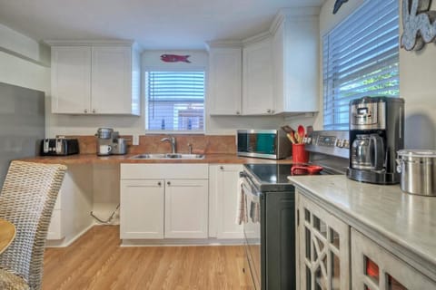 House (2 Bedrooms) | Private kitchen | Fridge, microwave, oven, stovetop