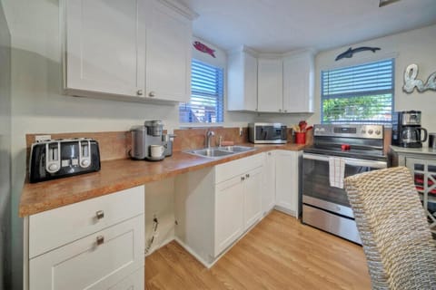 House (2 Bedrooms) | Private kitchen | Fridge, microwave, oven, stovetop