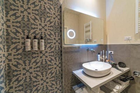 Comfort Double or Twin Room, Non Smoking, Ensuite | Bathroom | Shower, rainfall showerhead, eco-friendly toiletries, hair dryer