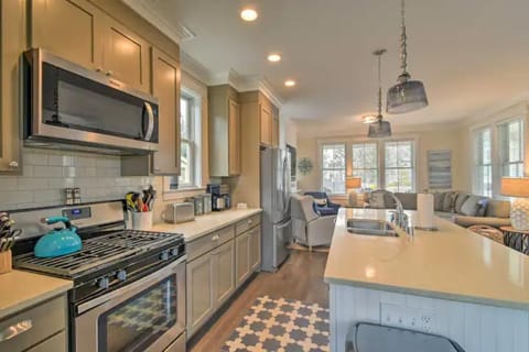 Kitchen (fully stocked with everything you need to cook!)