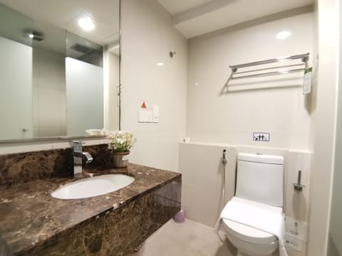 Standard Apartment (Lotus) | Bathroom | Shower, rainfall showerhead, free toiletries, hair dryer