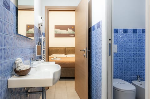 2 Connecting Double Rooms | Bathroom | Shower, rainfall showerhead, eco-friendly toiletries, hair dryer