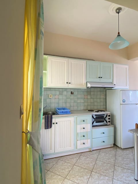 Studio (305) | Private kitchen | Fridge, electric kettle, cookware/dishes/utensils