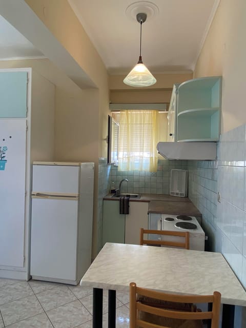 Studio, 3 Twin Beds (303) | Private kitchen | Fridge, electric kettle, cookware/dishes/utensils