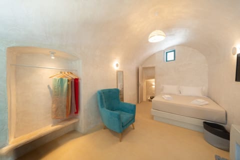 Deluxe Studio Suite, Jetted Tub, Courtyard View | Egyptian cotton sheets, premium bedding, in-room safe