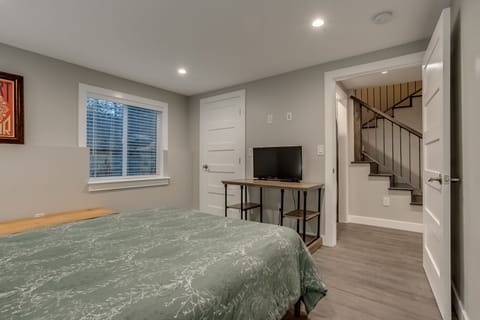 Queen Bed: Downstairs