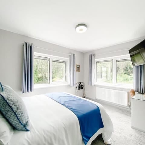 Classic Double Room | Premium bedding, in-room safe, iron/ironing board, bed sheets