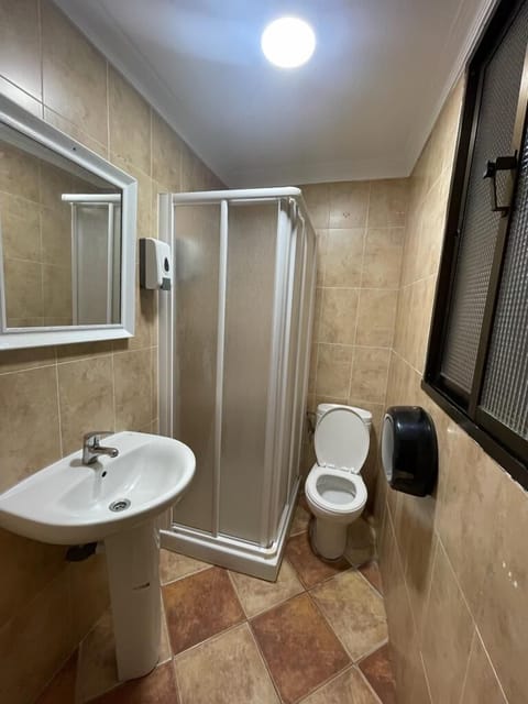 Basic Double Room | Bathroom | Shower, hair dryer, bidet, towels