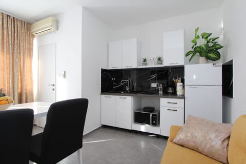 Apartment, 1 Bedroom | Private kitchen | Fridge, stovetop, cookware/dishes/utensils, freezer