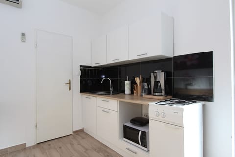 Apartment, 2 Bedrooms | Private kitchen | Fridge, stovetop, cookware/dishes/utensils, freezer