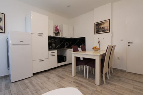 Apartment, 1 Bedroom | Private kitchen | Fridge, stovetop, cookware/dishes/utensils, freezer