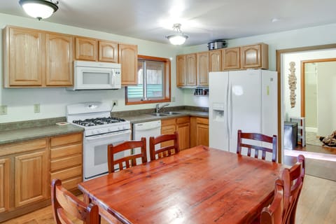 House (3 Bedrooms) | Private kitchen | Microwave, paper towels