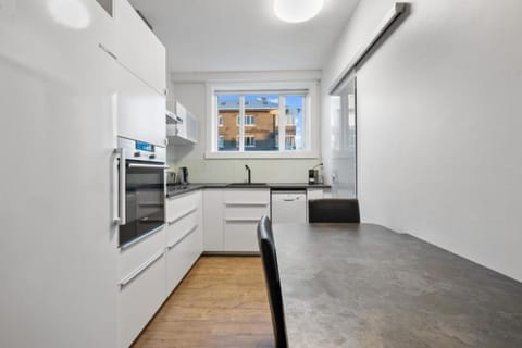 City Apartment | Private kitchen | Fridge, microwave, oven, dishwasher