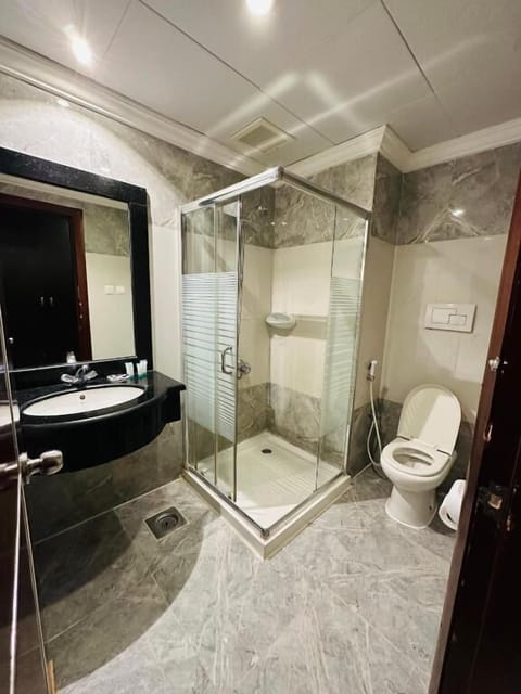 Deluxe Quadruple Room | Bathroom | Free toiletries