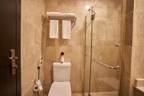 Deluxe Quadruple Room | Bathroom | Free toiletries