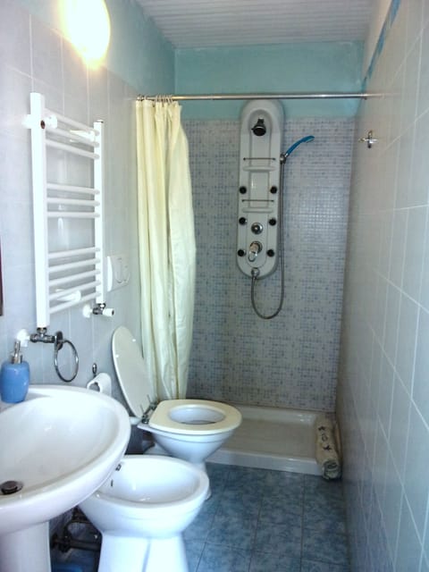 Panoramic Double Room, 1 Bedroom, Non Smoking | Bathroom | Bathtub, free toiletries, hair dryer, bidet