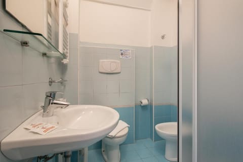 Classic Single Room | Bathroom | Shower, free toiletries, hair dryer, bidet