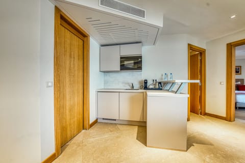 Presidential Suite, Sea View | Private kitchen | Paper towels