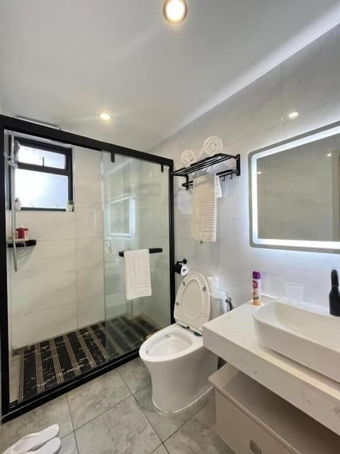 Business Apartment | Bathroom | Free toiletries, bidet, towels, soap