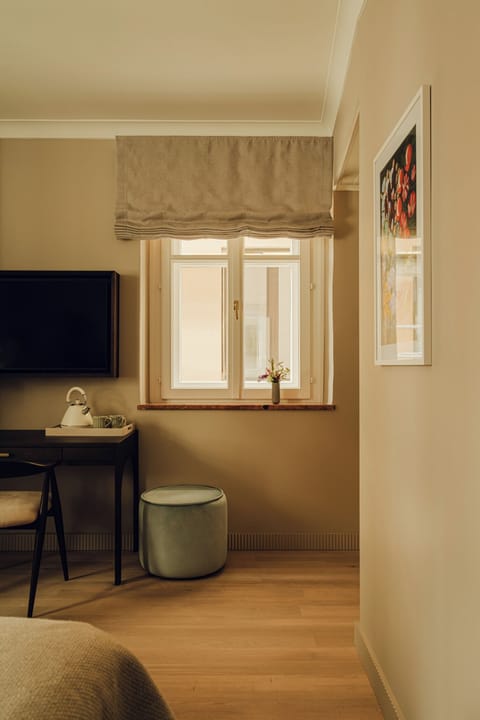 Premium bedding, in-room safe, desk, laptop workspace