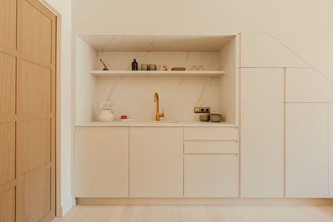 Comfort suite with terrace | Private kitchen | Coffee/tea maker, electric kettle, highchair