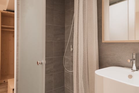 Classic Quadruple Room | Bathroom | Shower, towels, soap, shampoo