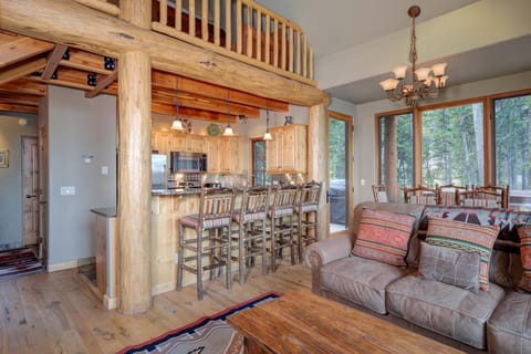 House, 4 Bedrooms | Living area