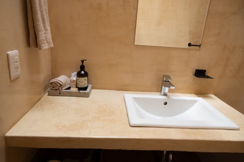 Superior Room, 1 Queen Bed | Bathroom | Shower, rainfall showerhead, hair dryer, towels