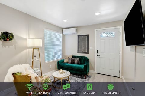 Wanna watch some streaming TV? Disney+, Netflix, and Amazon Prime TV make it easy to find entertainment. Awesome picture on this 50” TV.