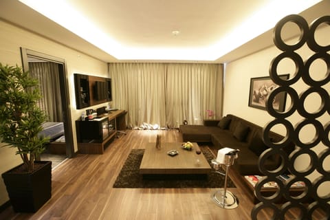 Suite, 1 Bedroom | Premium bedding, minibar, in-room safe, desk